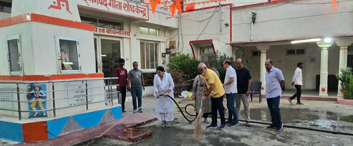 Kota Mayor  Takes Up Broom, Drives Garbage Vehicle During Cleanliness Drive
